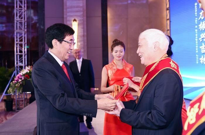 1、第二届全球吉商大会上，省委书记巴音朝鲁为获得“吉商突出贡献人物”奖的曹和平董事长颁奖.jpg